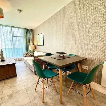 Quayside Haven: Stylish 2-Bedroom Near Poole Quay Exterior photo