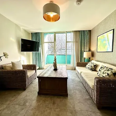 Quayside Haven: Stylish 2-Bedroom Near Poole Quay Exterior photo