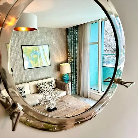 Quayside Haven: Stylish 2-Bedroom Near Poole Quay Exterior photo