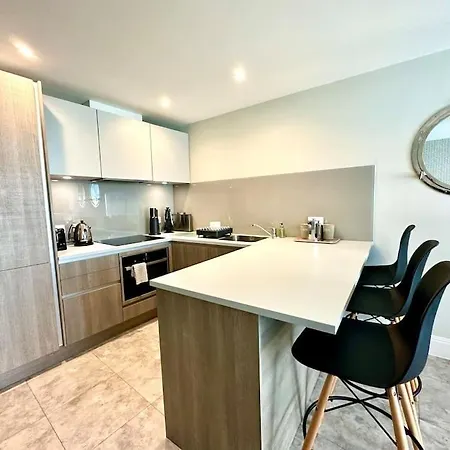 Quayside Haven: Stylish 2-Bedroom Near Poole Quay Exterior photo