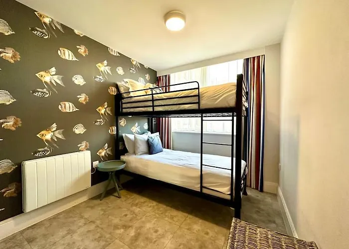 Stunning 2 Bedroom Apartment Inc Free Parking - 1 Minute Walk To Poole Quay - Great Location - Free Parking - Fast Wifi - Smart Tv - Newly Decorated - Sleeps Up To 4 - Close To Poole & Bournemouth & Sandbanks
