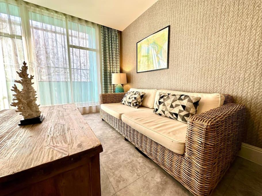 Stunning 2 Bedroom Inc Free Parking - 1 Minute Walk To Quay - Great Location - Free Parking - Fast Wifi - Smart Tv - Newly Decorated - Sleeps Up To 4 - Close To & Bournemouth & Sandbanks *