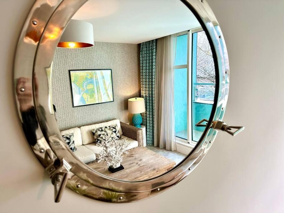 Stunning 2 Bedroom Inc Free Parking - 1 Minute Walk To Quay - Great Location - Free Parking - Fast Wifi - Smart Tv - Newly Decorated - Sleeps Up To 4 - Close To & Bournemouth & Sandbanks * Poole