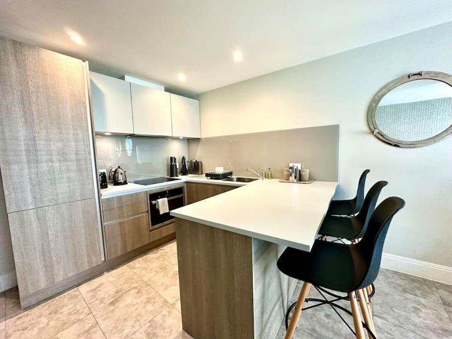 Apartamento Stunning 2 Bedroom Inc Free Parking - 1 Minute Walk To Quay - Great Location - Free Parking - Fast Wifi - Smart Tv - Newly Decorated - Sleeps Up To 4 - Close To & Bournemouth & Sandbanks *