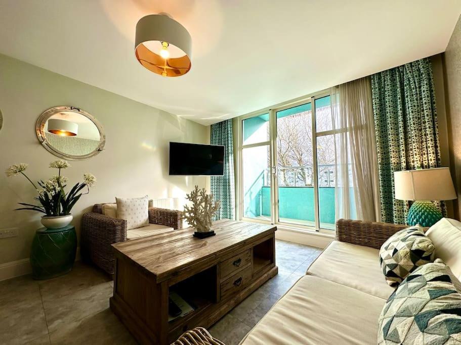 Appartement Stunning 2 Bedroom Inc Free Parking - 1 Minute Walk To Quay - Great Location - Free Parking - Fast Wifi - Smart Tv - Newly Decorated - Sleeps Up To 4 - Close To & Bournemouth & Sandbanks Poole