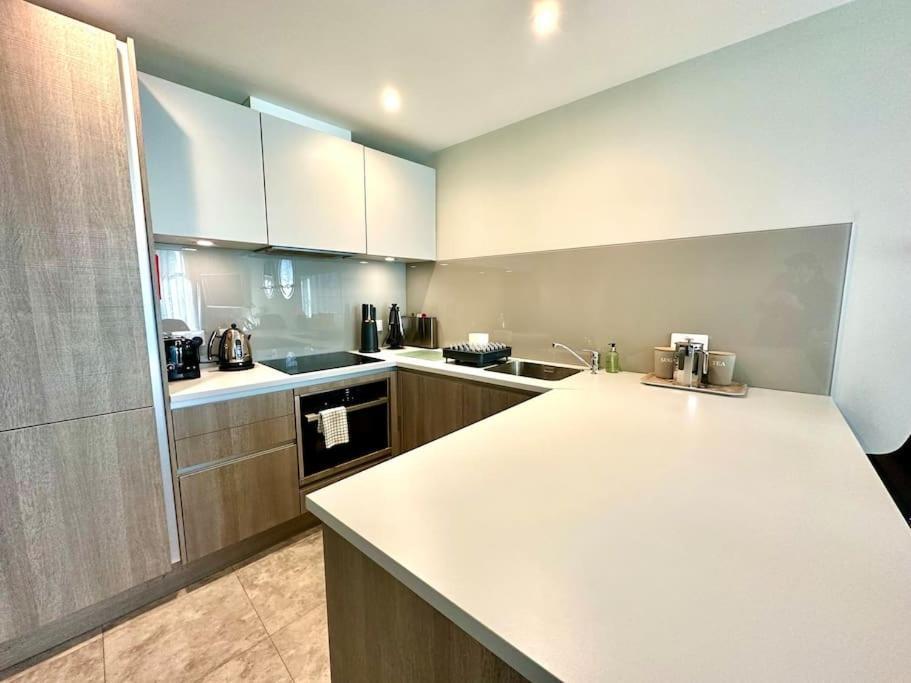 Stunning 2 Bedroom Inc Free Parking - 1 Minute Walk To Quay - Great Location - Free Parking - Fast Wifi - Smart Tv - Newly Decorated - Sleeps Up To 4 - Close To & Bournemouth & Sandbanks Apartamento *