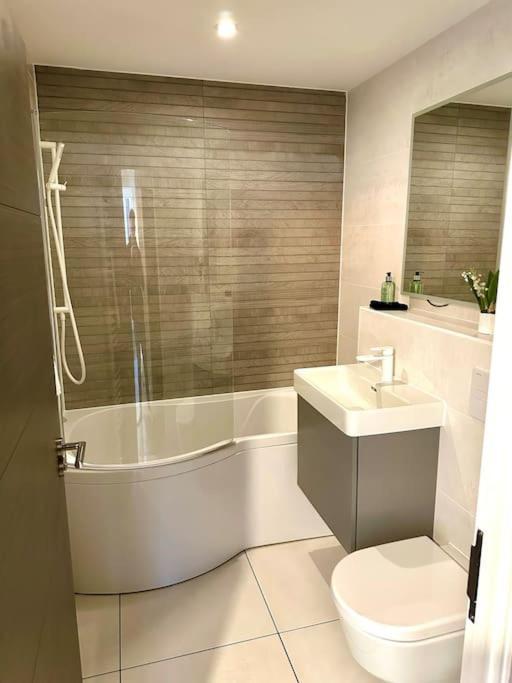 Stunning 2 Bedroom Inc Free Parking - 1 Minute Walk To Quay - Great Location - Free Parking - Fast Wifi - Smart Tv - Newly Decorated - Sleeps Up To 4 - Close To & Bournemouth & Sandbanks * Poole