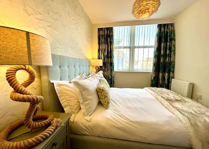 Stunning 2 Bedroom Apartment Inc Free Parking - 1 Minute Walk To Poole Quay - Great Location - Free Parking - Fast Wifi - Smart Tv - Newly Decorated - Sleeps Up To 4 - Close To Poole & Bournemouth & Sandbanks