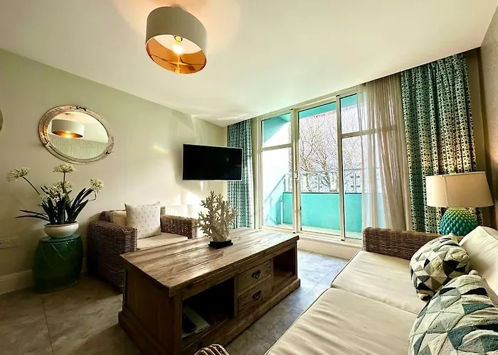 Stunning 2 Bedroom Apartment Inc Free Parking - 1 Minute Walk To Poole Quay - Great Location - Free Parking - Fast Wifi - Smart Tv - Newly Decorated - Sleeps Up To 4 - Close To Poole & Bournemouth & Sandbanks