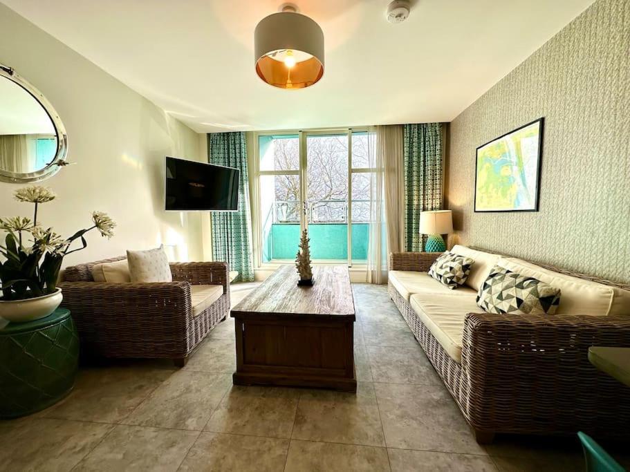 Quayside Haven: Stylish 2-bedroom Near Quay Apartment