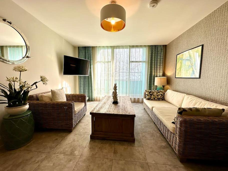 Quayside Haven: Stylish 2-bedroom Near Quay Poole