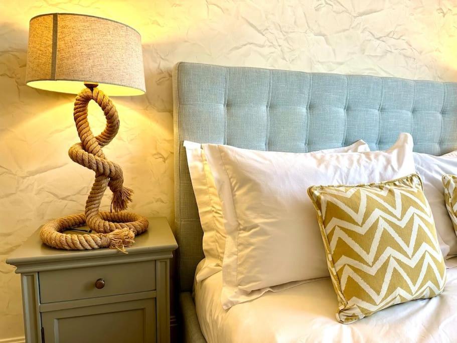 Apartment Quayside Haven: Stylish 2-bedroom Near Quay *