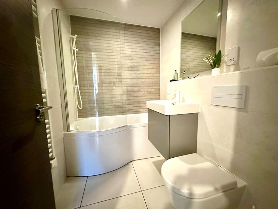 Apartment Quayside Haven: Stylish 2-bedroom Near Quay *