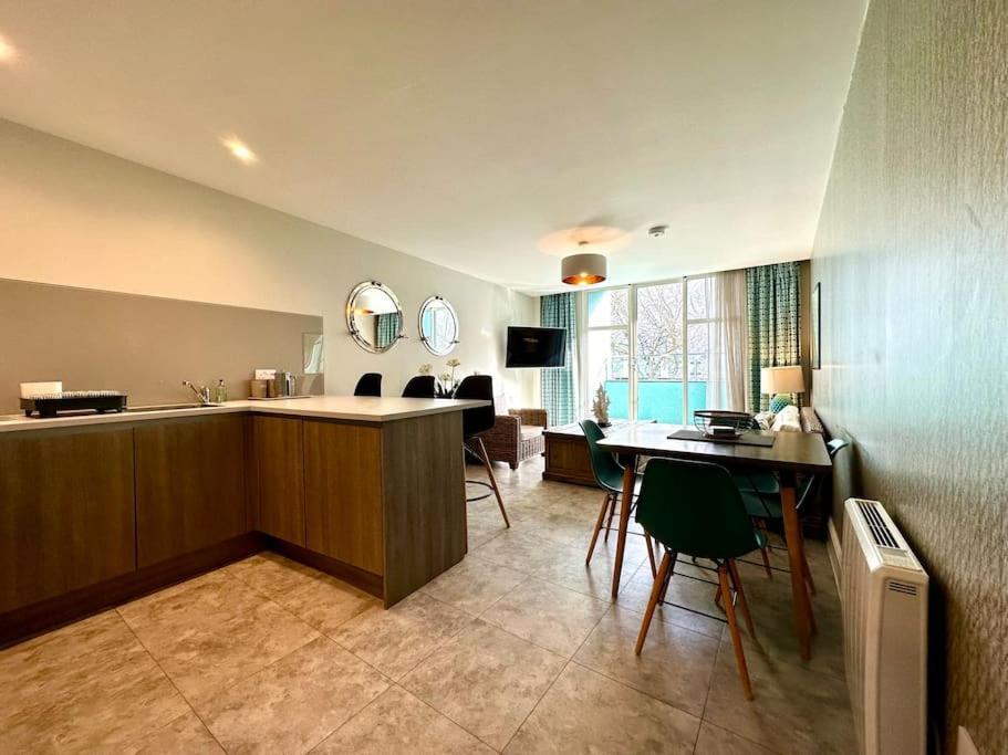 Quayside Haven: Stylish 2-bedroom Near Quay Apartment